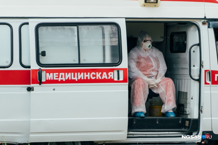 Медики, которые лечат ковидных больных, должны получать два вида выплат — за особые условия труда и особо важную работу Медики, которые лечат ковидных больных, должны получать два вида выплат — за особые условия труда и особо важную работу