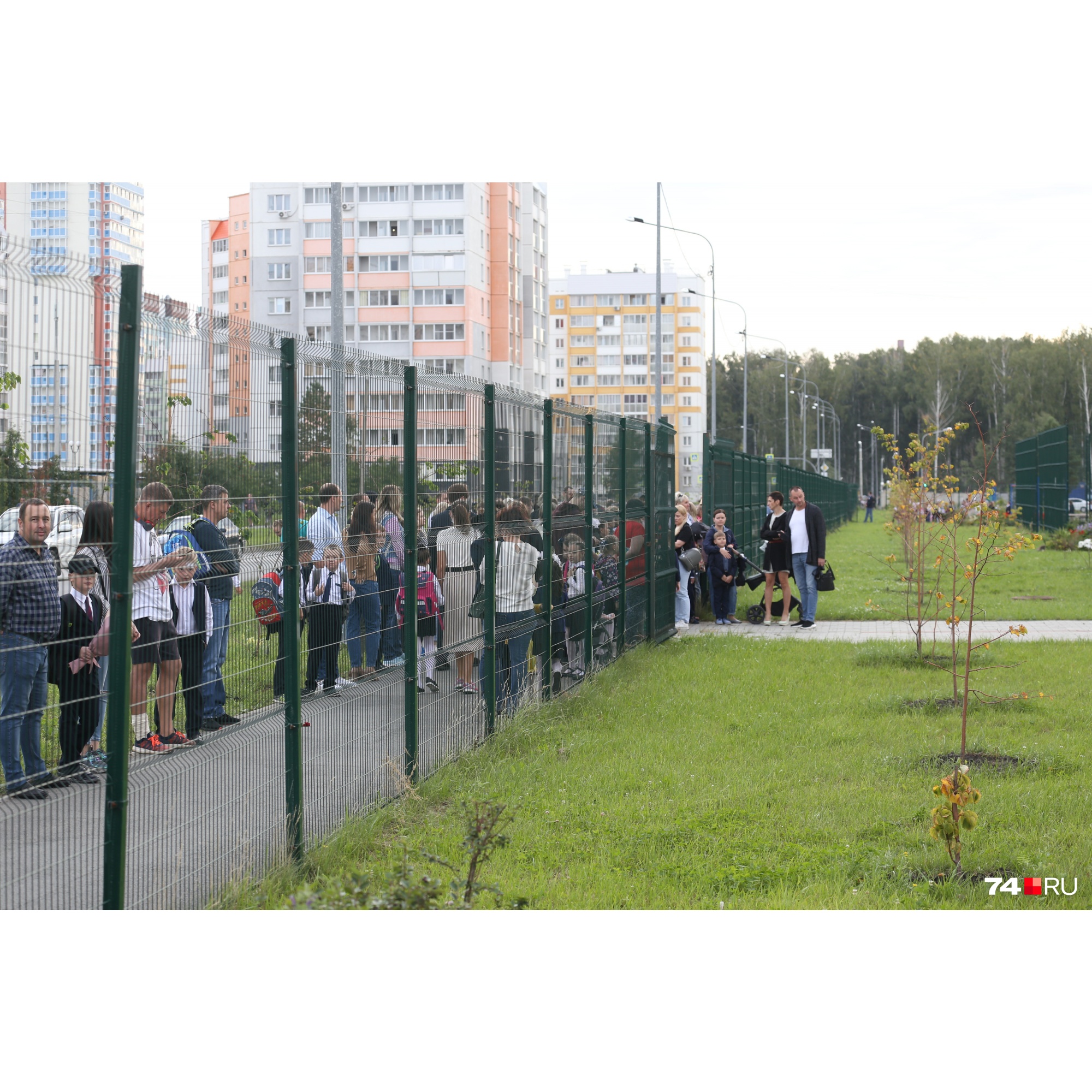 Возле школы толпиться в ожидании нельзя, а за забором — вполне Возле школы толпиться в ожидании нельзя, а за забором — вполне