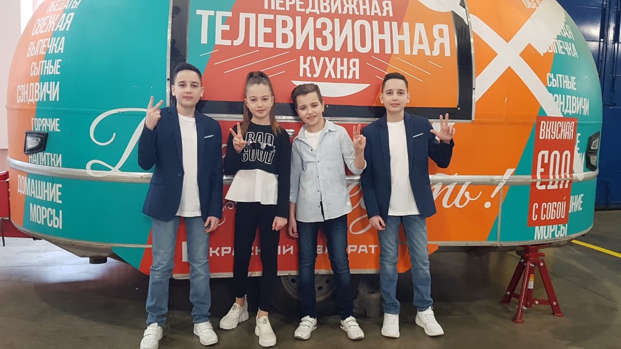 Таким квартетом участники шоу исполняли The Final Countdown группы Europe Таким квартетом участники шоу исполняли The Final Countdown группы Europe
