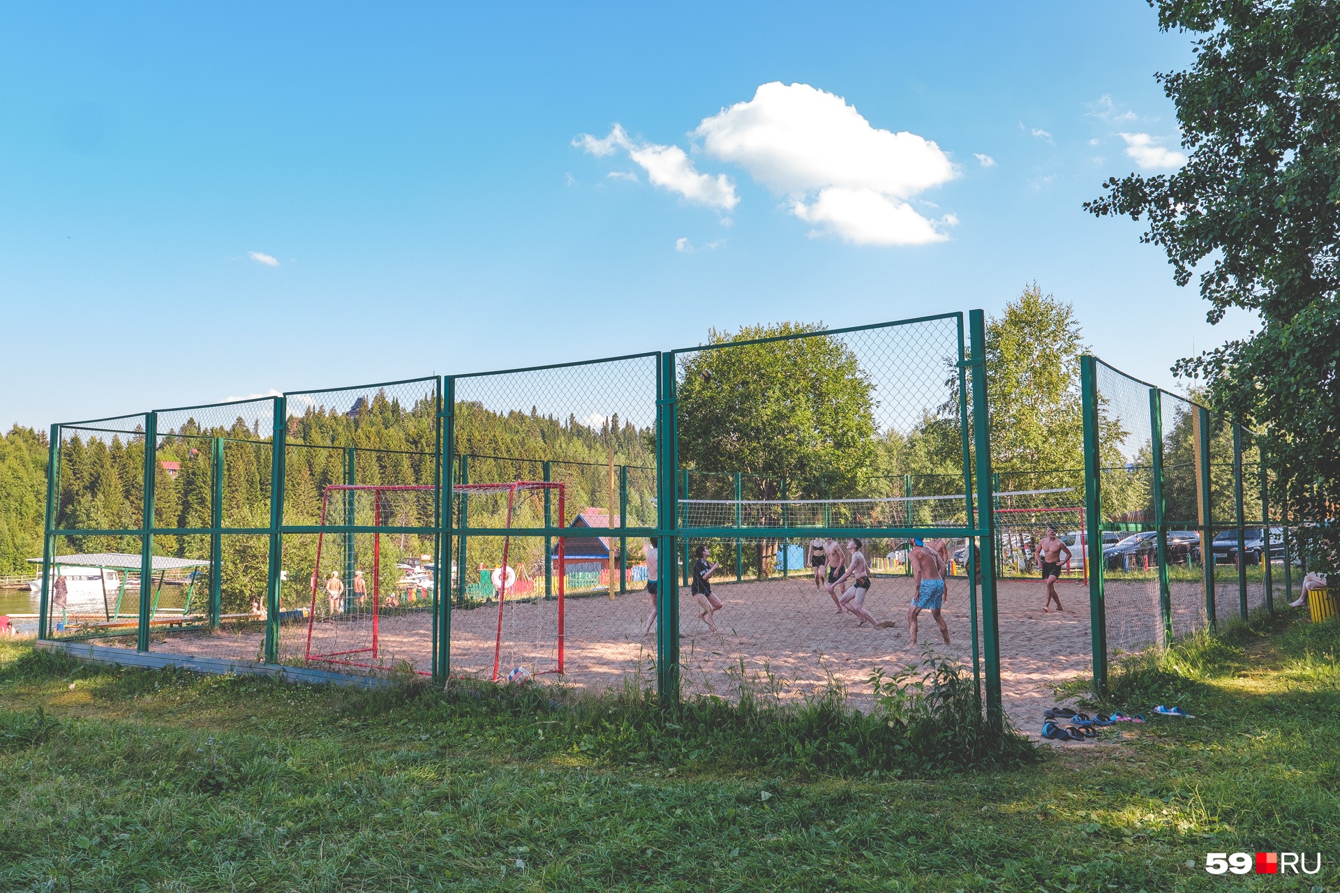 Некоторые играют в волейбол Некоторые играют в волейбол
