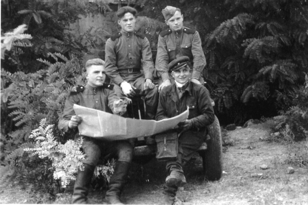 Герой войны Василий Диденко (на снимке он в нижнем ряду справа) сфотографировался в госпитале накануне битвы за Берлин. Теперь этот снимок появится во «Фронтовом инстаграме» NGS55.RU Герой войны Василий Диденко (на снимке он в нижнем ряду справа) сфотографировался в госпитале накануне битвы за Берлин. Теперь этот снимок появится во «Фронтовом инстаграме» NGS55.RU