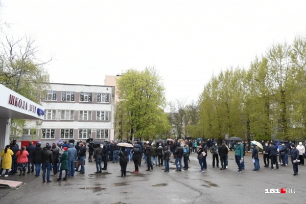 Очереди за спецпропусками в Ростове стали, пожалуй, самым ярким событием дня Очереди за спецпропусками в Ростове стали, пожалуй, самым ярким событием дня