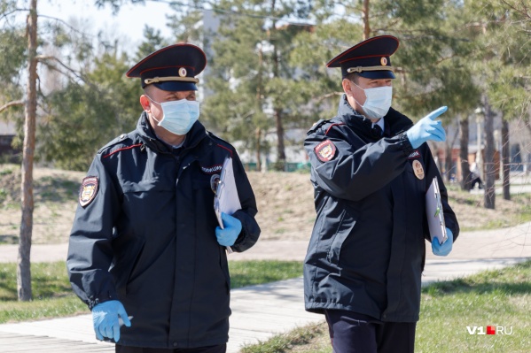 Только за вчерашний день полицейские проверили больше тысячи изолированных горожан Только за вчерашний день полицейские проверили больше тысячи изолированных горожан