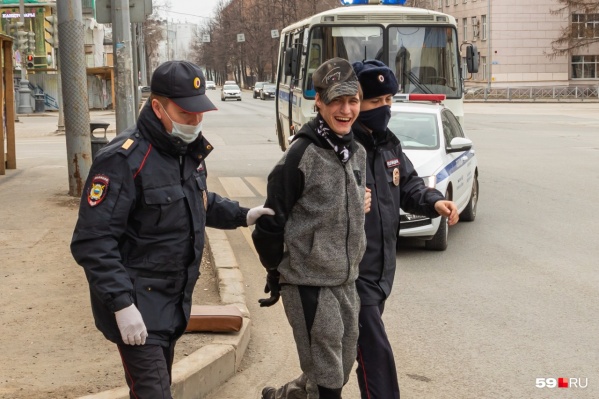 При задержании молодой человек почему-то улыбался При задержании молодой человек почему-то улыбался