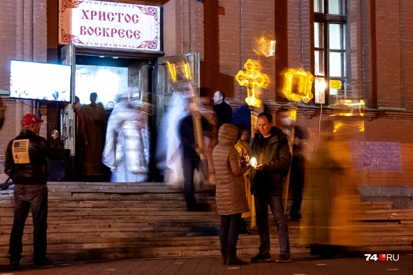 В храм пускали всех желающих. А их набралось немало В храм пускали всех желающих. А их набралось немало