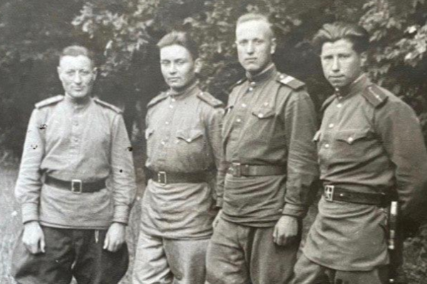 Учебная рота, июль 1945 года (второй слева — Алексей Токмаков) Учебная рота, июль 1945 года (второй слева — Алексей Токмаков)