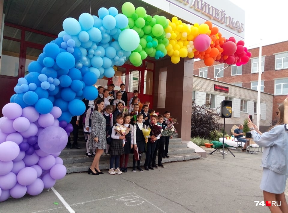 Пока праздник не начался, учителя фотографируются со своими классами Пока праздник не начался, учителя фотографируются со своими классами