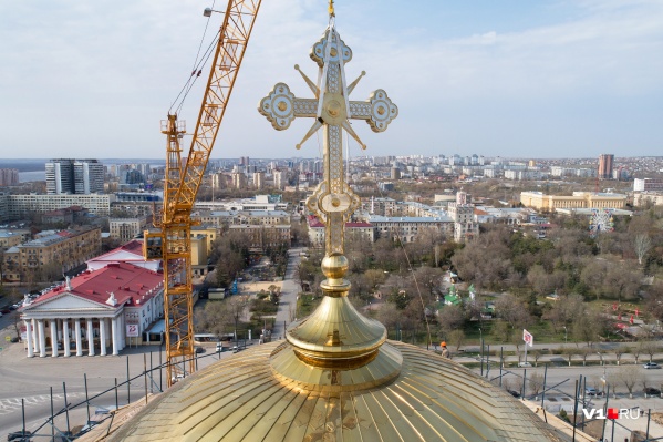 Установкой креста волгоградцы завершили внешние работы на соборе Установкой креста волгоградцы завершили внешние работы на соборе