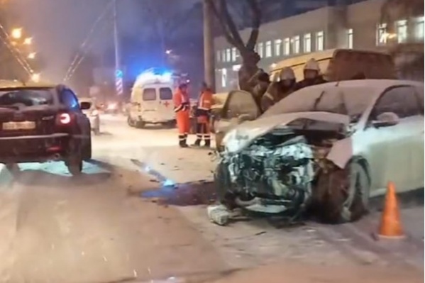 Бампер автомобиля буквально разворотило Бампер автомобиля буквально разворотило