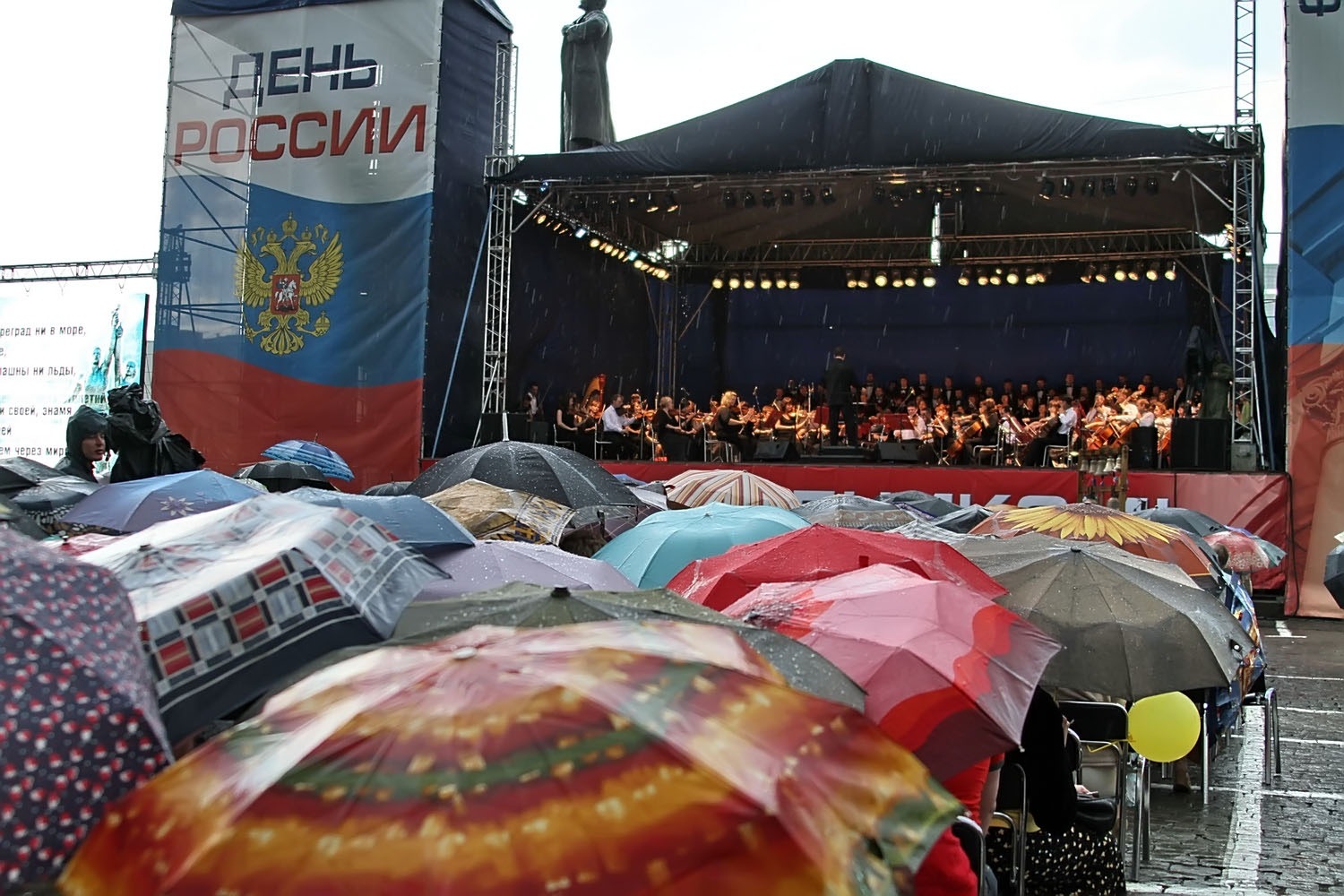 Отмечаем День России не выходя из дома: путеводитель по онлайн-площадкам