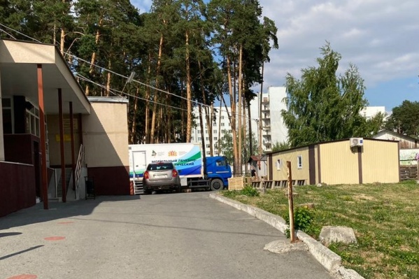 На фото в центре — мобильный пункт тестирования, справа — мобильный медицинский городок На фото в центре — мобильный пункт тестирования, справа — мобильный медицинский городок