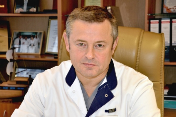 Врач считает, что люди обязаны помочь врачам Врач считает, что люди обязаны помочь врачам