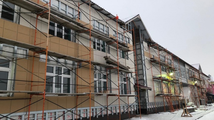 Мэр Омска проверила ход строительства детского сада в Рябиновке