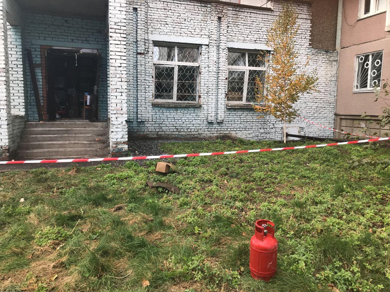 Место взрыва оцеплено Место взрыва оцеплено