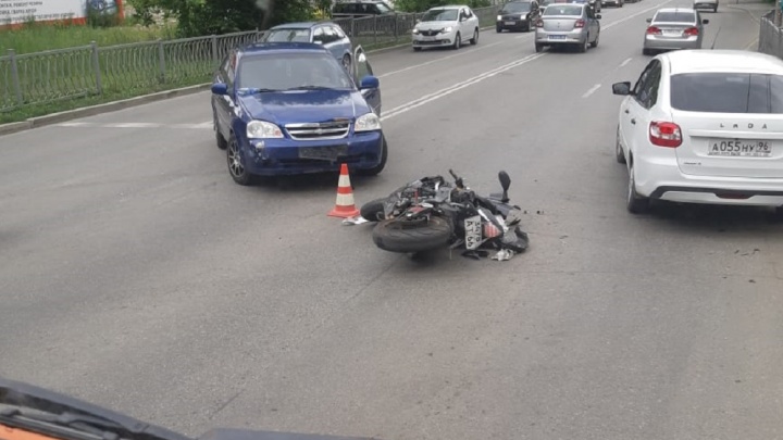 На Вторчермете водитель не пропустил мотоциклиста: байкер и его 17-летняя пассажирка в больнице