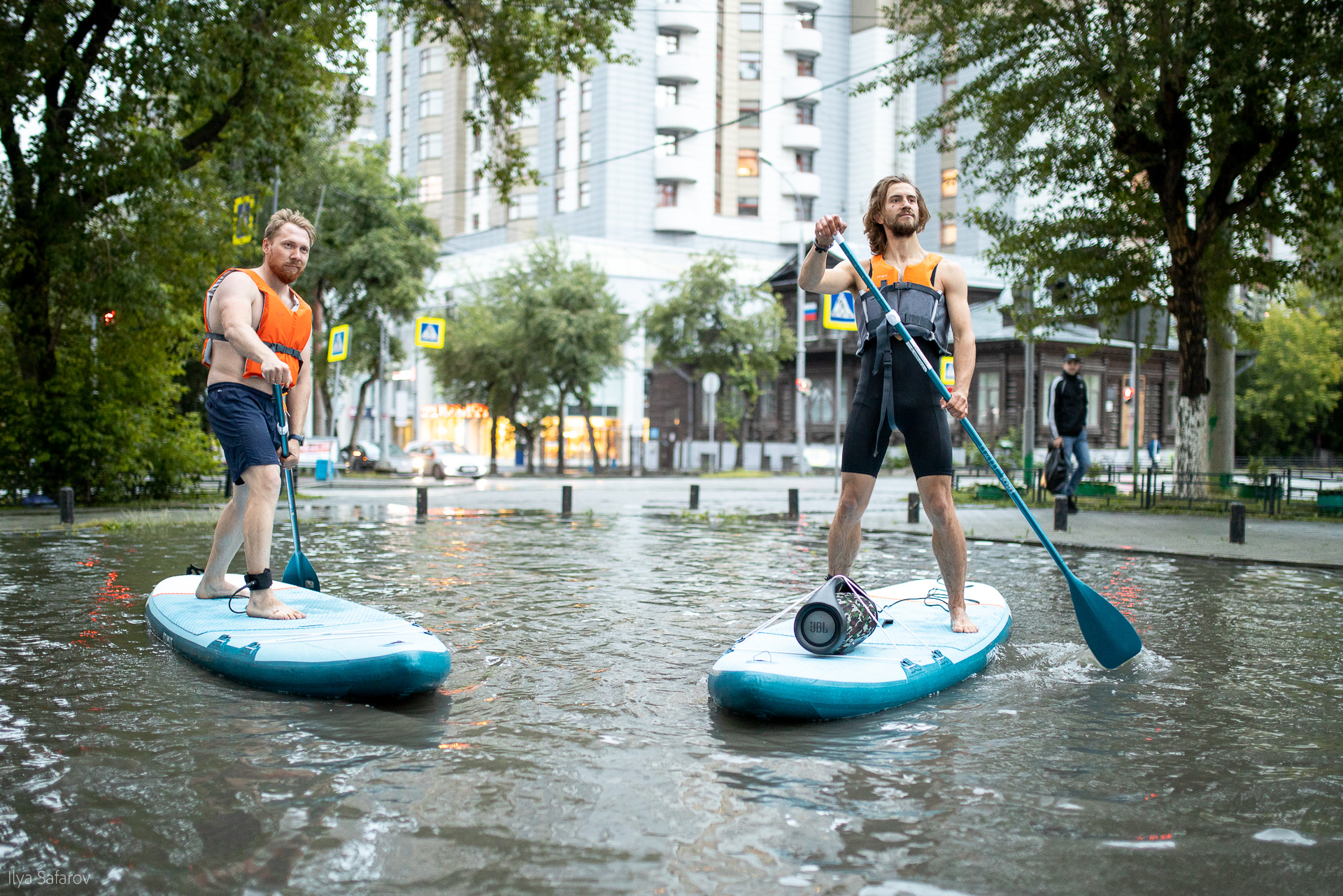 Екатеринбуржцы проплыли на досках по затопленным улицам в центре города
