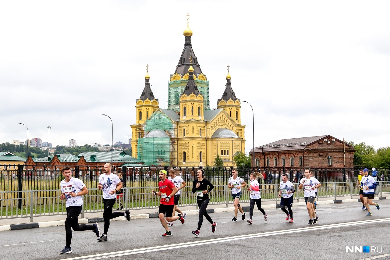 Но через 200 метров после старта было разрешено выбросить маски в урну — вот такие двойные стандарты Но через 200 метров после старта было разрешено выбросить маски в урну — вот такие двойные стандарты