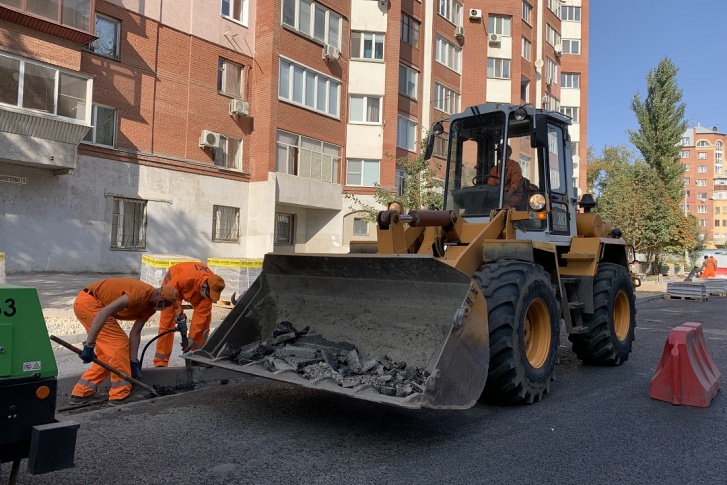 На дорогах рабочие обновили асфальт На дорогах рабочие обновили асфальт