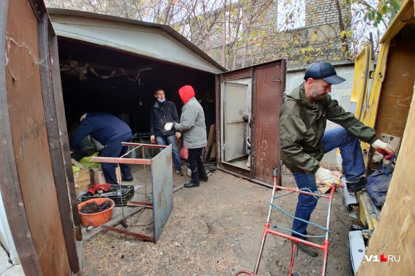 Волгоградцы кинулись спасать свои гаражи и арсеналы Волгоградцы кинулись спасать свои гаражи и арсеналы