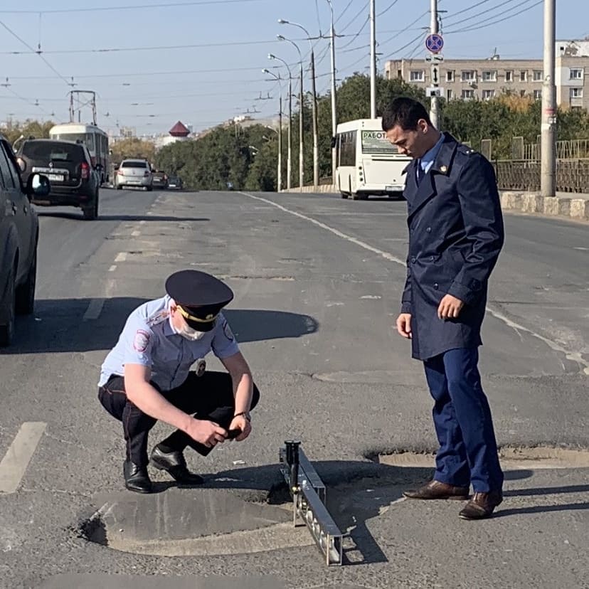 Инспекторы ГИБДД сфотографировали дыры в асфальте Инспекторы ГИБДД сфотографировали дыры в асфальте