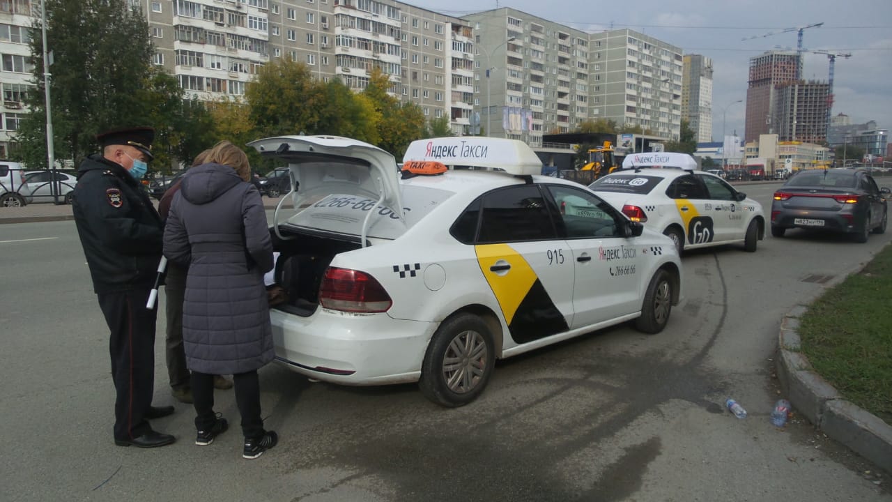 В Екатеринбурге массово штрафовали таксистов: водители ездили без прав и на неисправных машинах