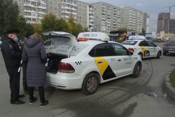 Автоинспекторы проверили почти сотню автомобилей с шашечками Автоинспекторы проверили почти сотню автомобилей с шашечками