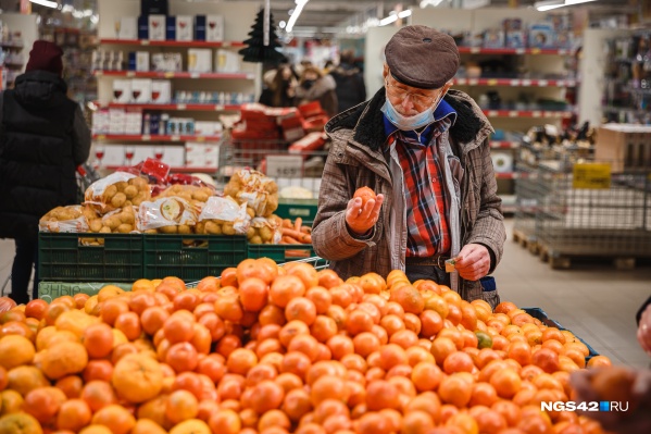 Горожане скупали мандарины, алкоголь, икру и другие продукты Горожане скупали мандарины, алкоголь, икру и другие продукты