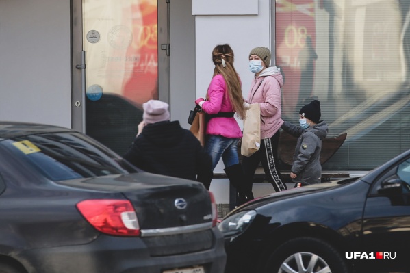 По закону выплату может получить любой из родителей. Важно лишь то, кто первый обратился По закону выплату может получить любой из родителей. Важно лишь то, кто первый обратился