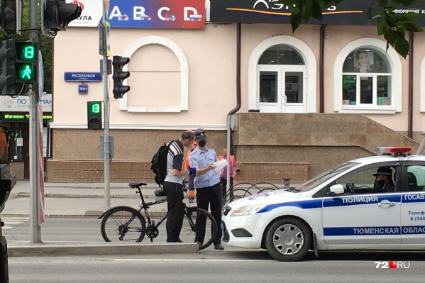 Велосипедисты в массе своей не спешиваются на пешеходных переходах, иногда кого-то из них ловят и штрафуют сотрудники ГИБДД Велосипедисты в массе своей не спешиваются на пешеходных переходах, иногда кого-то из них ловят и штрафуют сотрудники ГИБДД