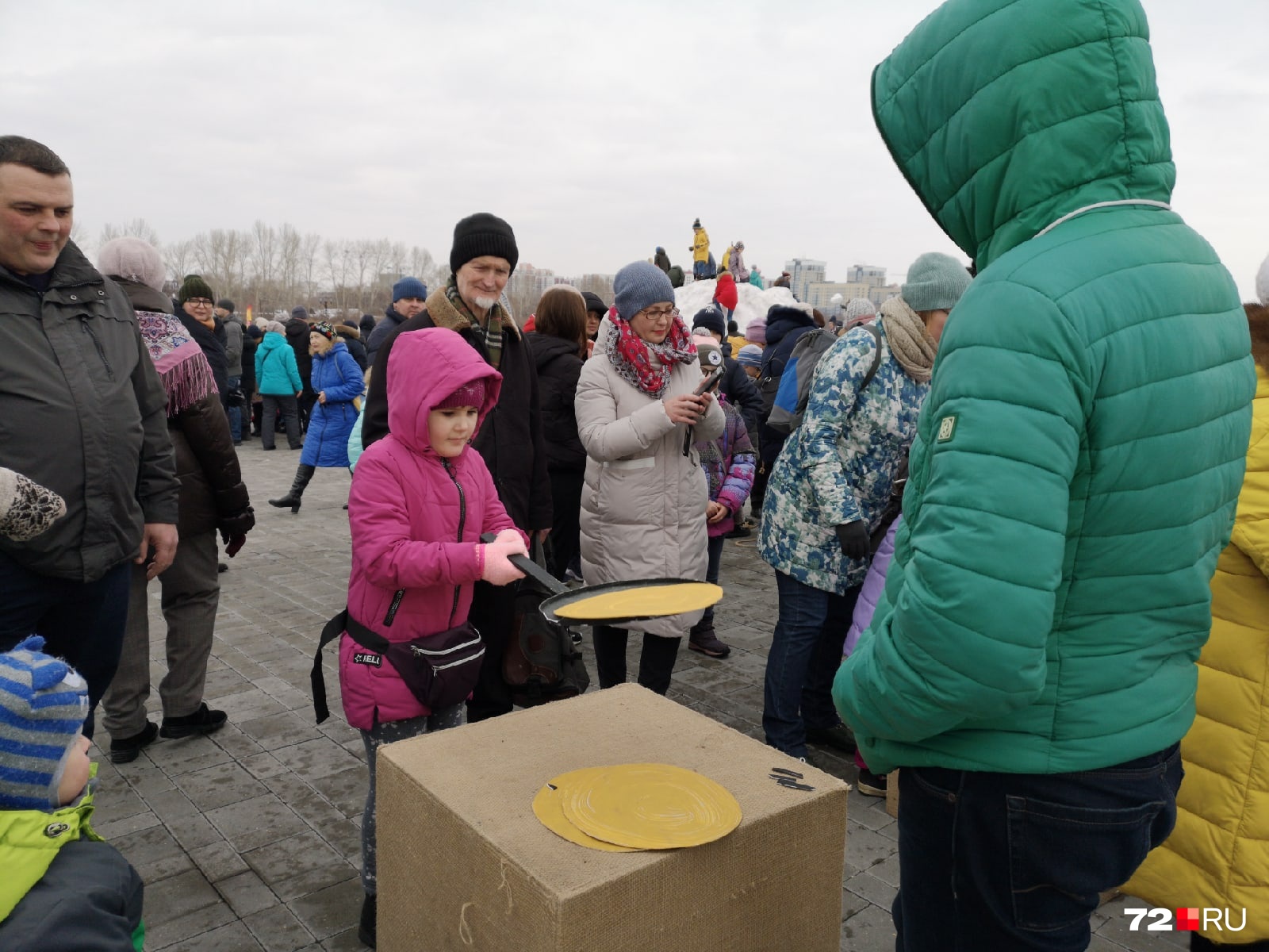Куда да же без блинов и умения их переворачивать? Молодое поколение осваивает это мастерство Куда да же без блинов и умения их переворачивать? Молодое поколение осваивает это мастерство