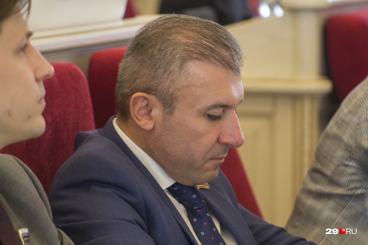 Ваге Петросян — 41-летний директор аэропорта Архангельск, депутат областного собрания от «Единой России»
