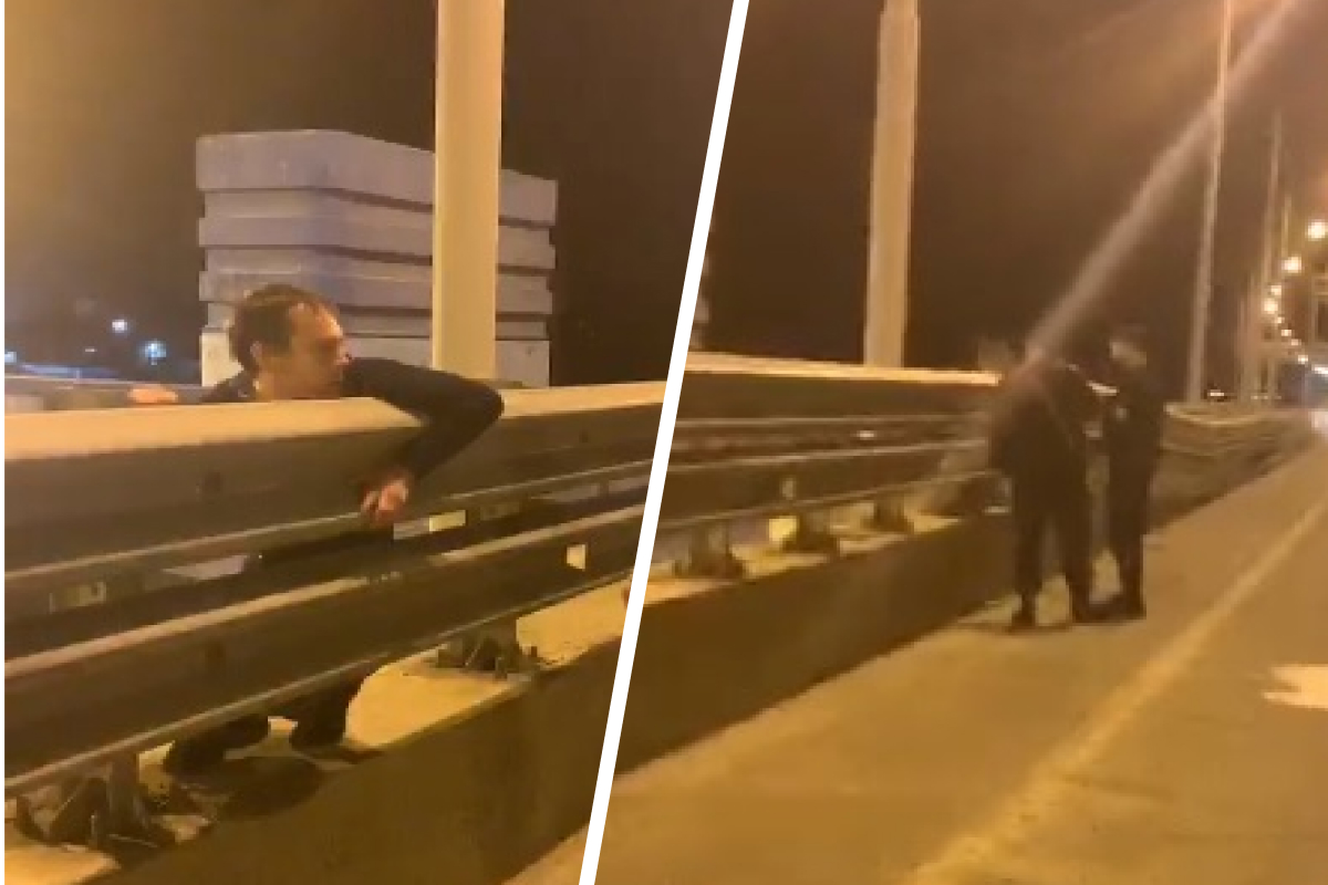 Требует прокурора: в Ярославле мужчина залез за перила Юбилейного моста