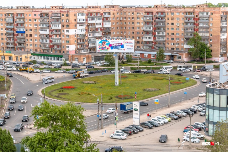 Через перекресток с Гаражной проезжает большой поток транспорта Через перекресток с Гаражной проезжает большой поток транспорта