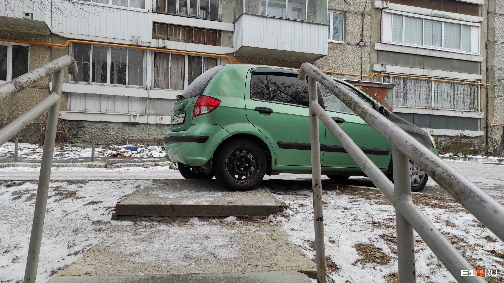 «Я паркуюсь как...»: в Екатеринбурге автохамам для стоянки годятся даже лестницы