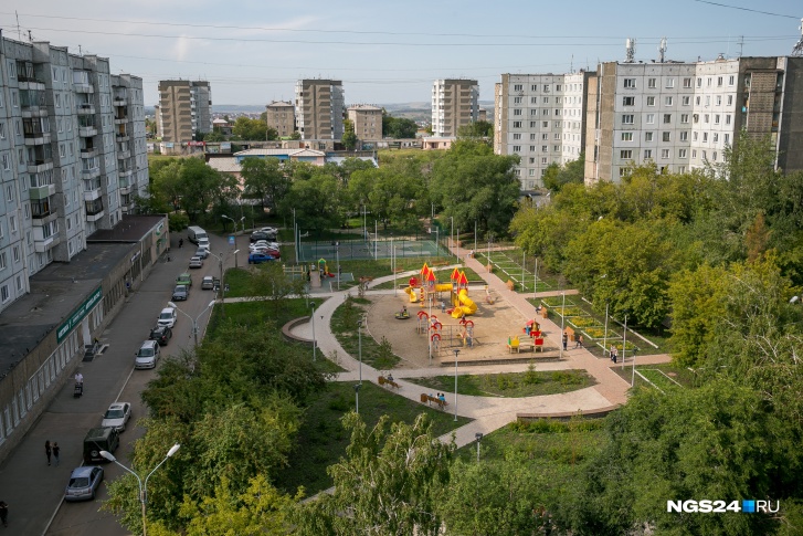 В момент изначальной застройки Солнечный вообще не входил в черту города — его отделяла большая надпись у Бадалыка В момент изначальной застройки Солнечный вообще не входил в черту города — его отделяла большая надпись у Бадалыка