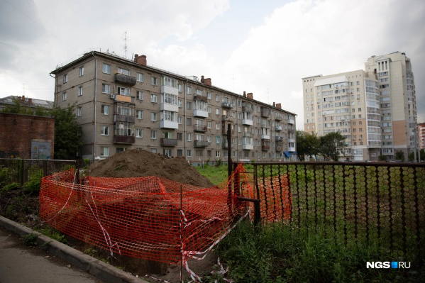 Сейчас на территории, где когда-то был школьный стадион, готовятся к стройке Сейчас на территории, где когда-то был школьный стадион, готовятся к стройке
