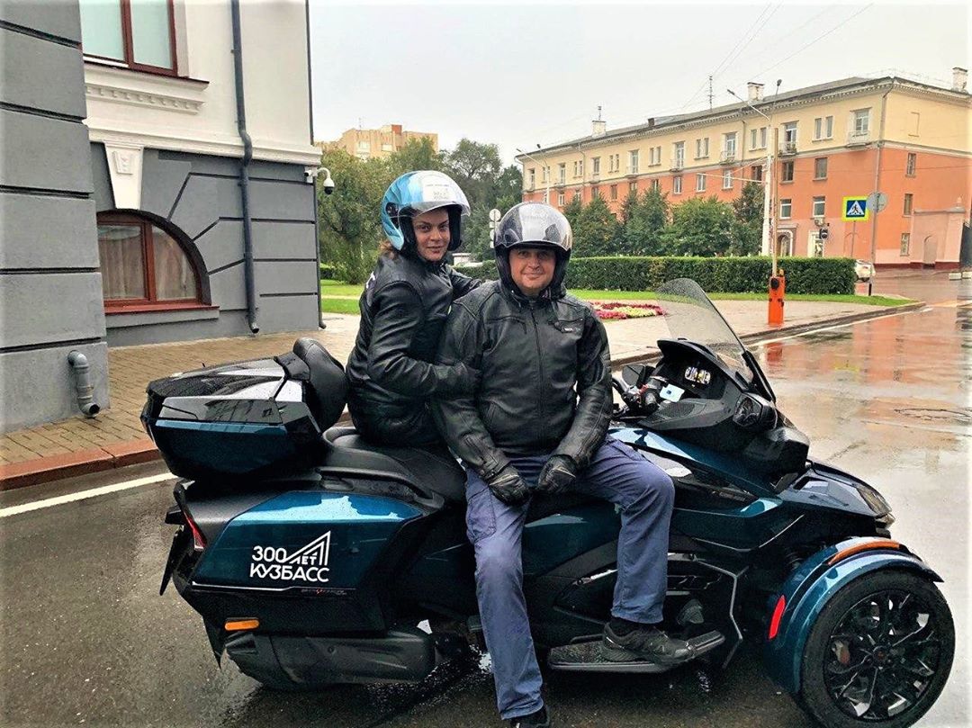 Сергей Цивилев с супругой Анной на своем трицикле