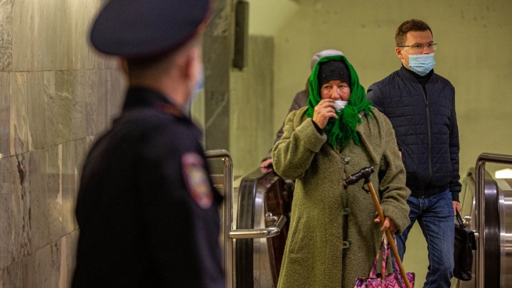 Полицейские шерстят метро в Новосибирске и ловят пассажиров без масок: что там происходит — фоторепортаж