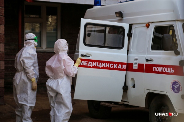 Инфицированных привозят в специализированные отделения больниц Инфицированных привозят в специализированные отделения больниц
