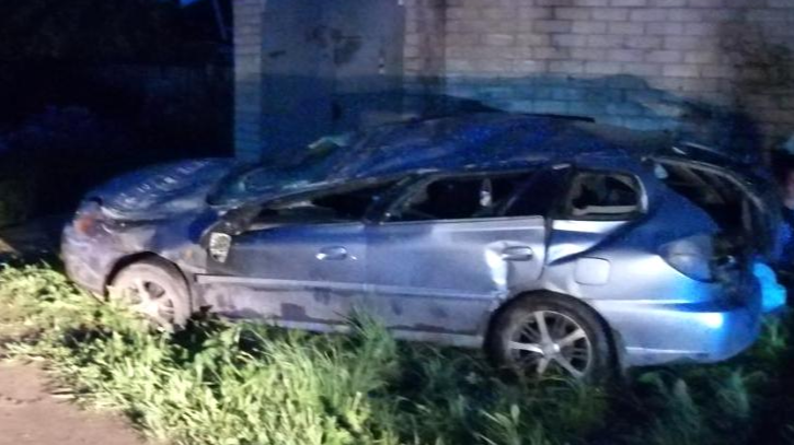 В Добрянке иномарка врезалась в стену гаража: 30-летний водитель погиб