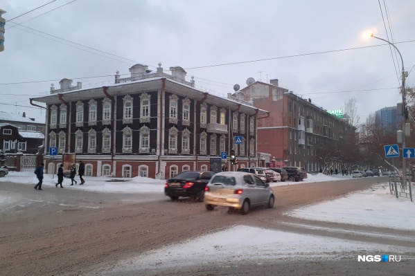 На дорогах Новосибирска сейчас очень часто возникает грязная каша На дорогах Новосибирска сейчас очень часто возникает грязная каша