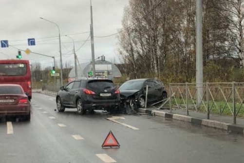 Забор не смог остановить автомобиль Забор не смог остановить автомобиль 