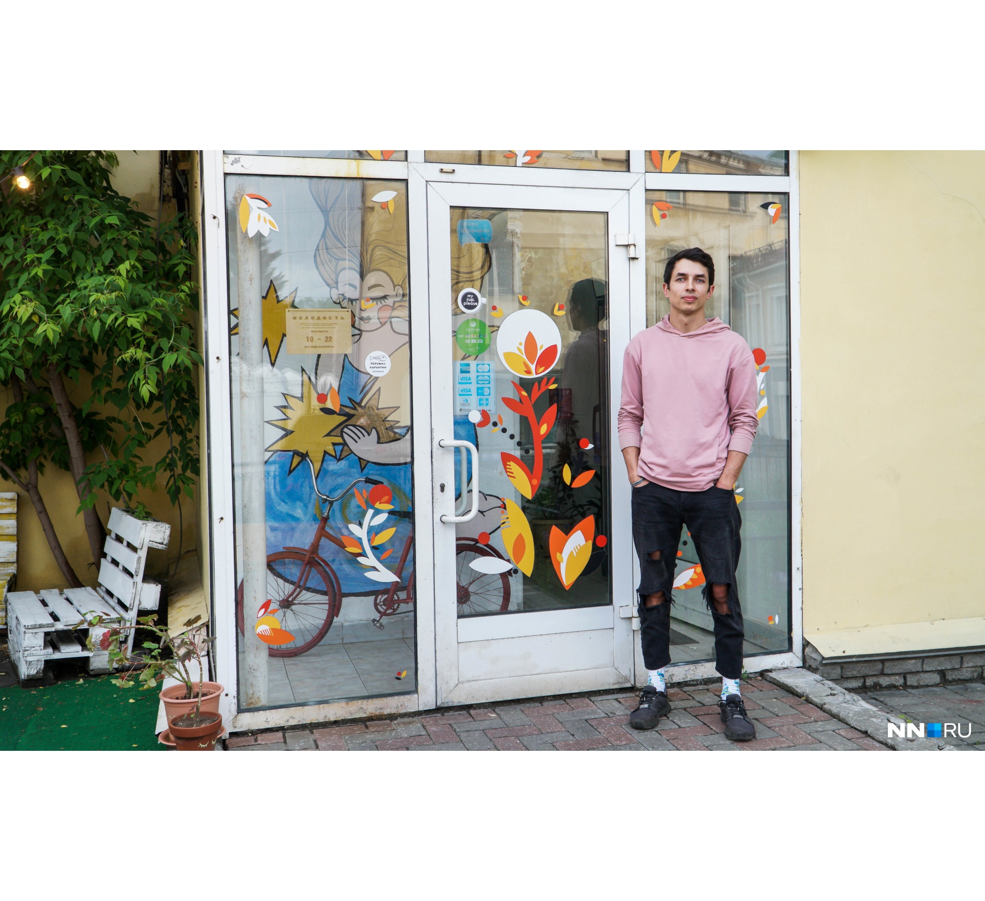 Михаил — не просто начальник, он может поработать и на кухне, и в зале, да и отнести заказ по адресу ему тоже не зазорно Михаил — не просто начальник, он может поработать и на кухне, и в зале, да и отнести заказ по адресу ему тоже не зазорно