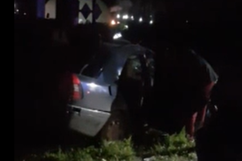 На трассе в Кузбассе Mercedes влетел в опору ЛЭП, трое пострадали