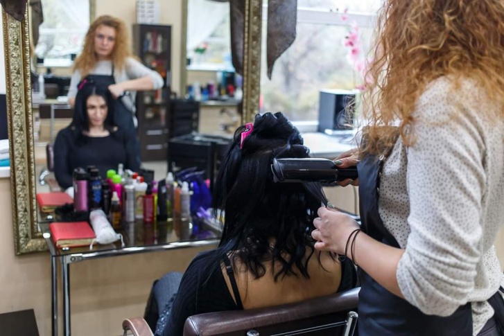 Владельцы салонов красоты считают, что парикмахерские услуги — из разряда первой необходимости