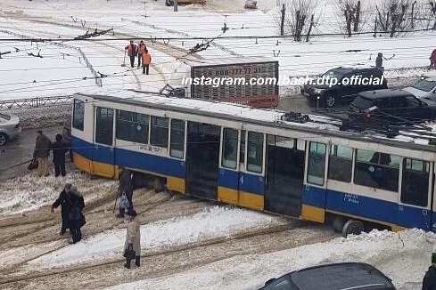 Очевидцы считают, что авария произошла из-за неубранного снега Очевидцы считают, что авария произошла из-за неубранного снега