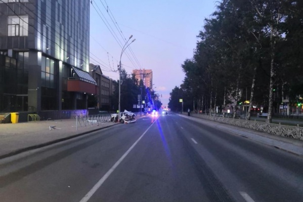 Авария произошла ночью недалеко от Красного проспекта, 50 Авария произошла ночью недалеко от Красного проспекта, 50 