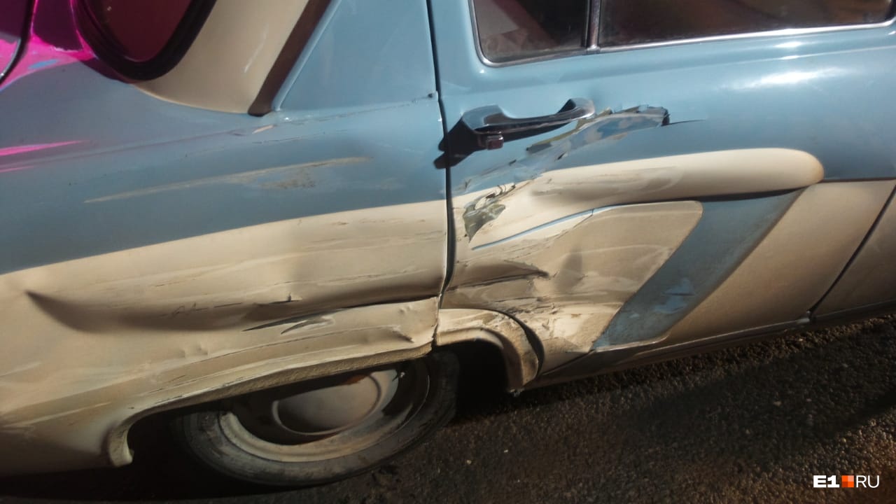 Удар пришелся на правый бок раритетного автомобиля Удар пришелся на правый бок раритетного автомобиля
