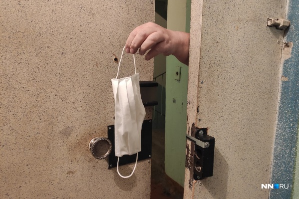 Никто не ходит по квартирам и не раздает бесплатные маски. Но если такое случится — ни в коем случае не берите Никто не ходит по квартирам и не раздает бесплатные маски. Но если такое случится — ни в коем случае не берите