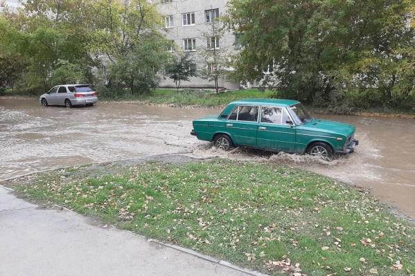 На дороге образовалось настоящее море На дороге образовалось настоящее море
